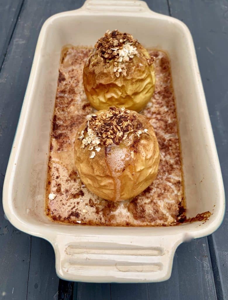 Baked Apples with cinnamon & oats - ready to eat