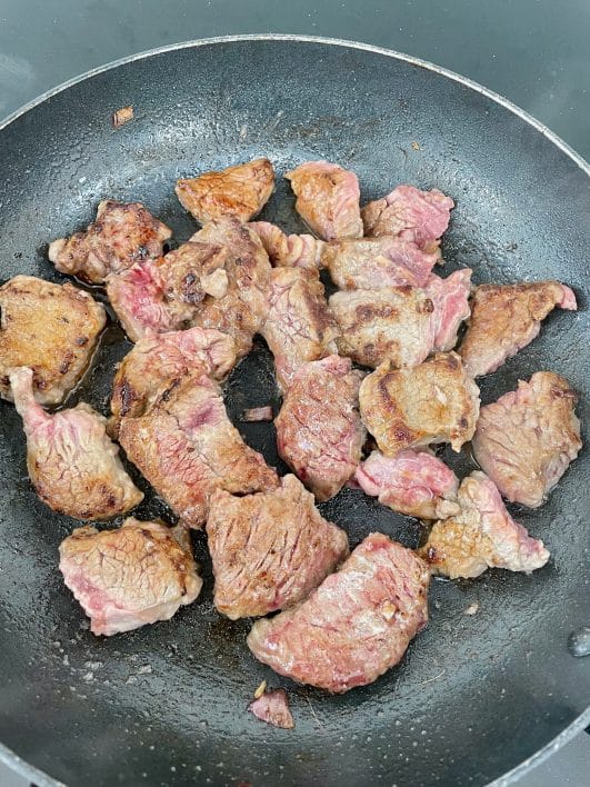 Slow cooker beef bourguignon browning meat